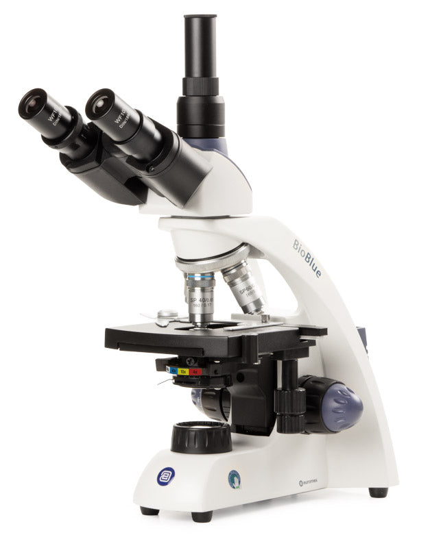 Microscopio trinocular BioBlue con objetivos SMP de 4/10/S40/S60x, platina mecánica e iluminación inalámbrica NeoLED™ de 1 W BB.4243