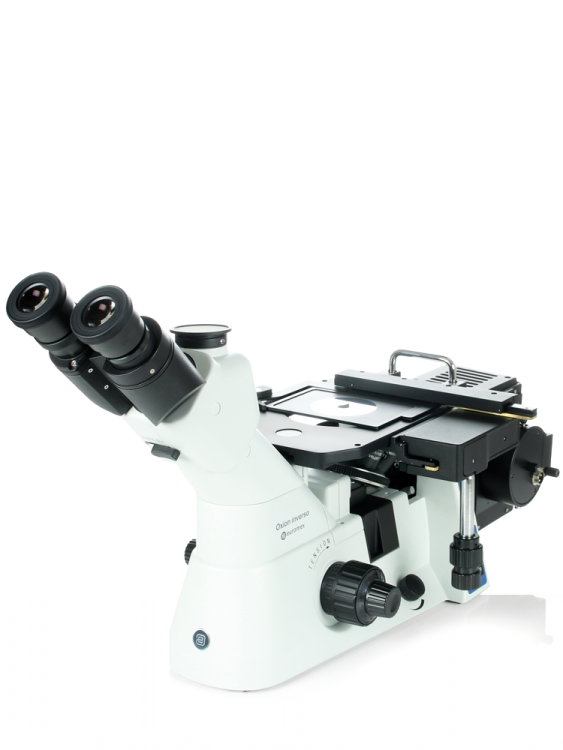 Microscopio trinocular invertido Metalúrgico Oxion Inverso OX.2653-PLM con objetivos planos 5/10/20x LWD IOS, objetivo semiapocromático 50x LWD IOS y platina mecánica.