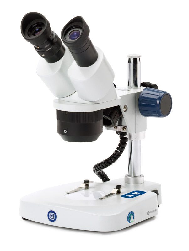 Estereomicroscopio binocular EduBlue con objetivo giratorio de 1x/3x (aumentos de 10x/30x), soporte de columna e iluminación inalámbrica LED incidental y transmitida ED.1302-P