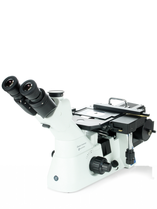 Microscopio trinocular invertido Metalúrgico Oxion Inverso OX.2653-PLM con objetivos planos 5/10/20x LWD IOS, objetivo semiapocromático 50x LWD IOS y platina mecánica.